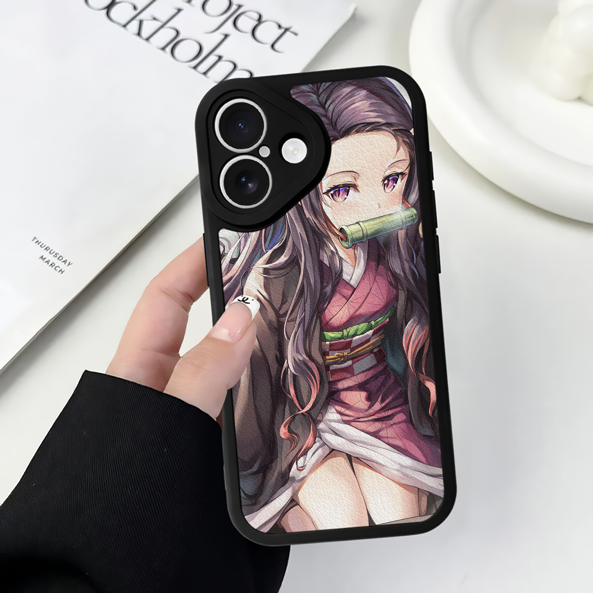（画像用） 鬼滅の刃（きめつのやいば）竈門 禰󠄀豆子／かまど ねずこ Kamado Nezuko 【iPhone 16シリーズ対応】シリコンスマホケース（レザー調） 材質：シリコン
